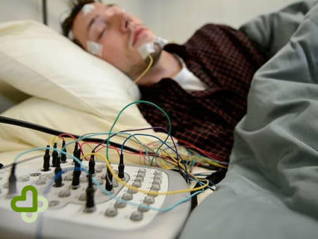 Мужчина проходит полисомнографию